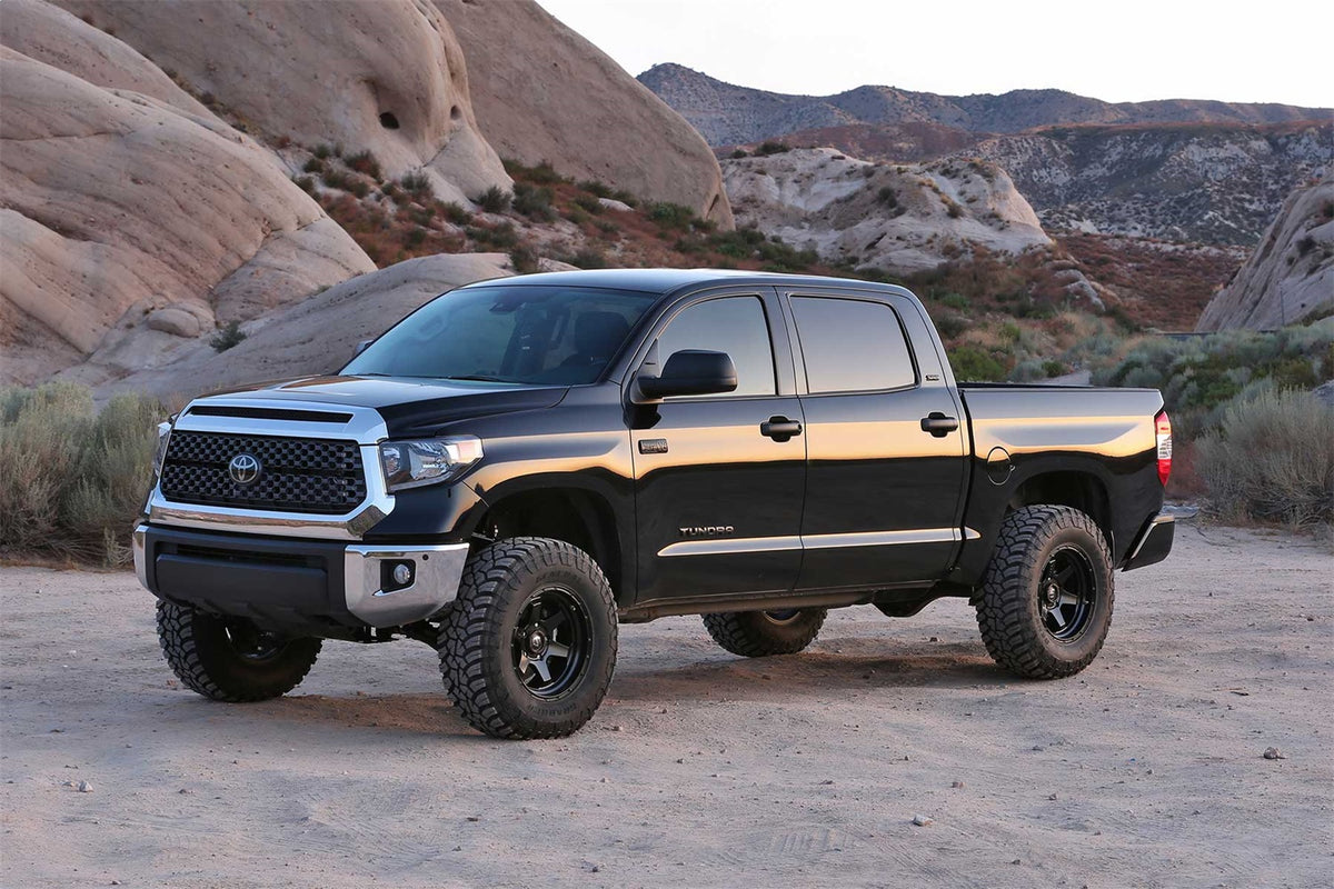 Fabtech Suspension Lift Kit – 2 in. Lift, w/Uniball And Dirt Logic SS 2.5 Resi Coilover (PN K7076DL)