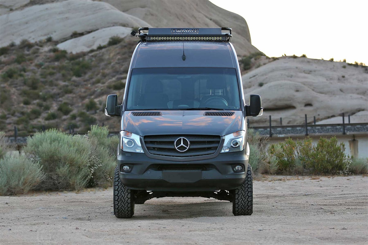 Fabtech Suspension Lift Kit – 1.5 in., Front Bilstein B6 Struts w/Dirt Logic 2.25 Resi Auxiliary Shocks And Rear Dirt Logic 2.25 Shocks (PN K9004DL)